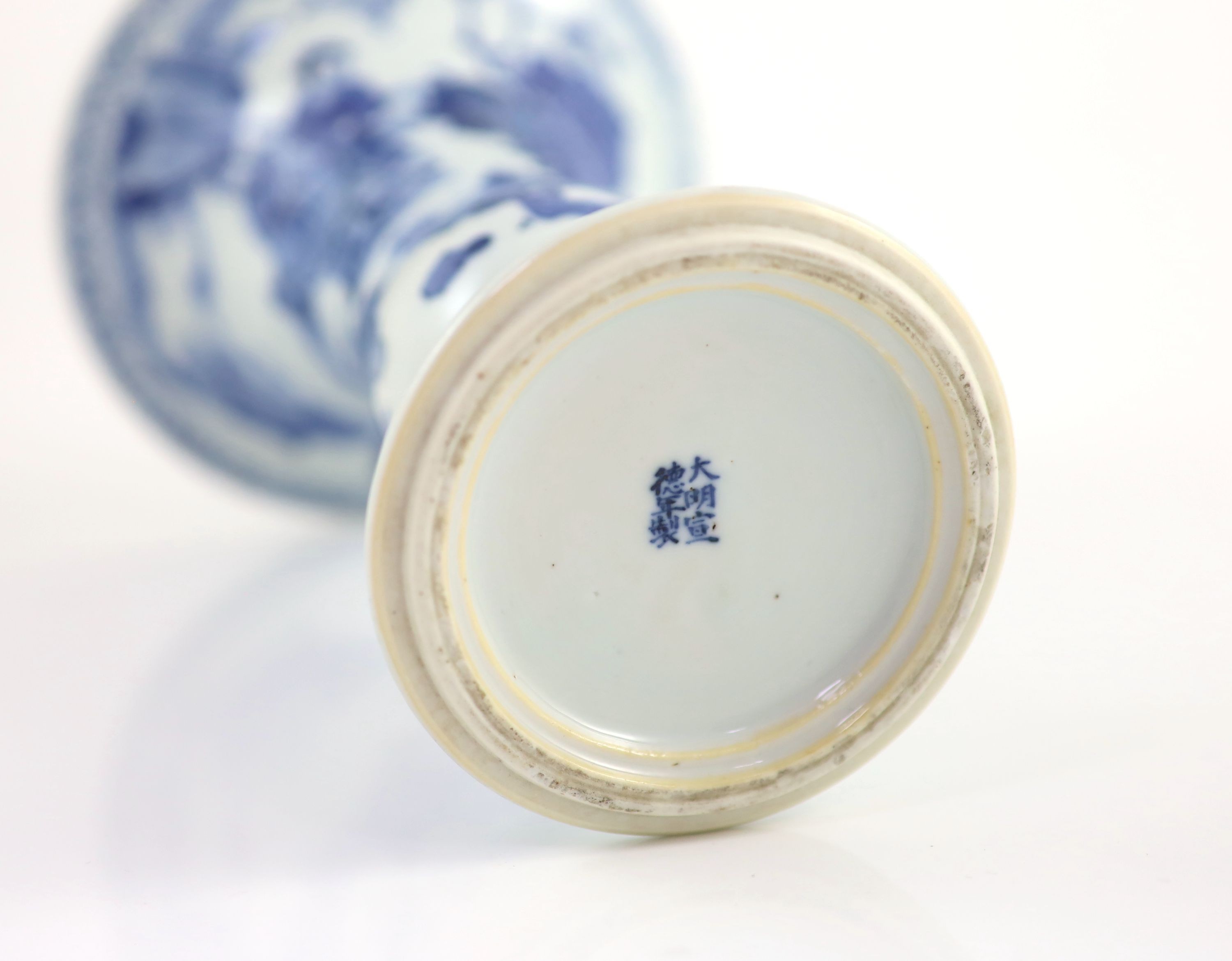 A Chinese blue and white beaker vase, gu, Kangxi period (1662-1722), 21.2cm high